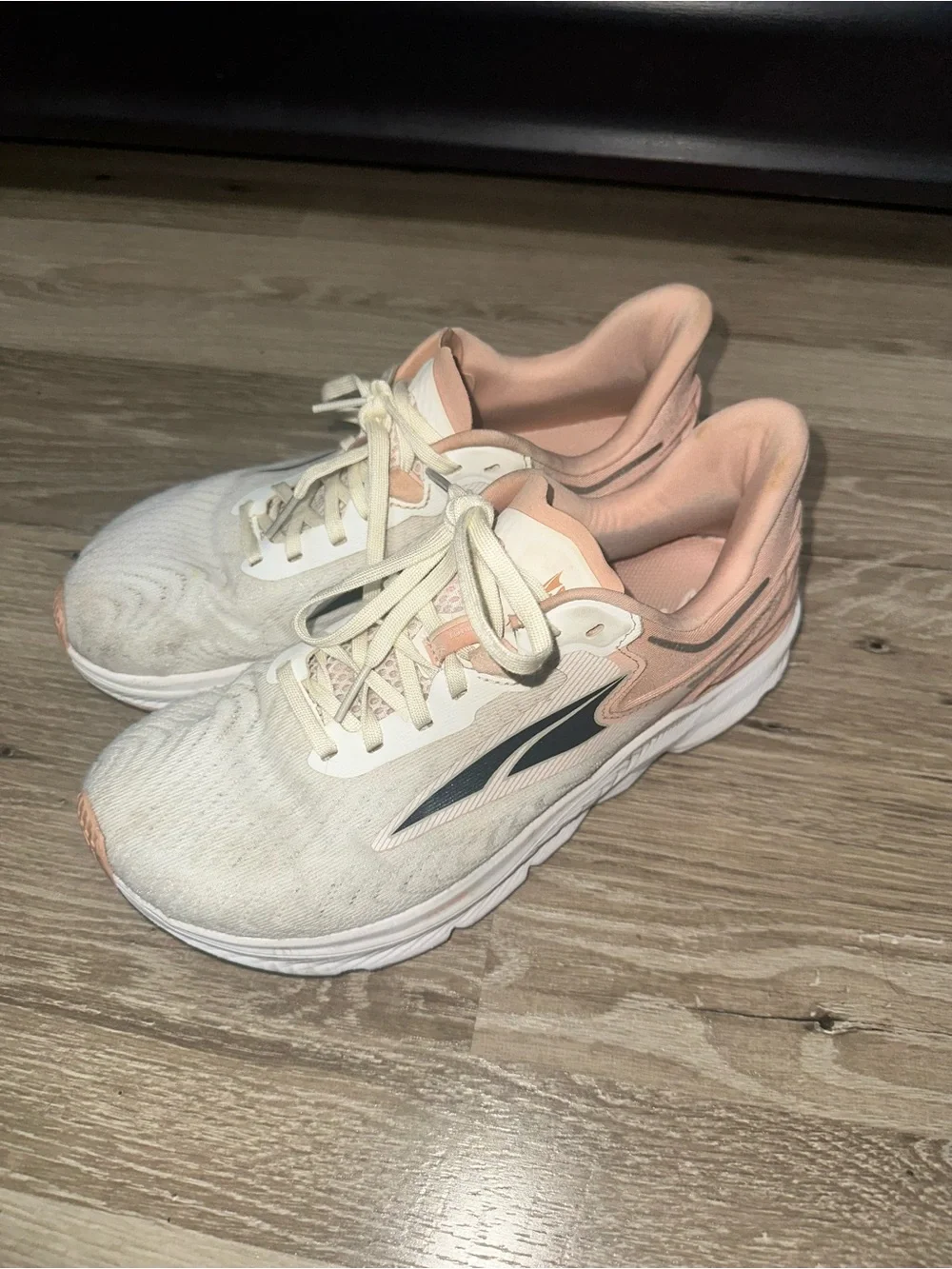 ALTRA Women's Torin 6 Sneaker women size 8.5 White and Pink with Breathable Mesh